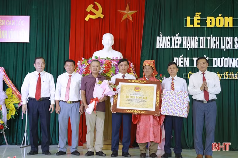 Đón bằng di tích lịch sử - văn hoá cấp Quốc gia đền thờ Dương Trí Trạch 