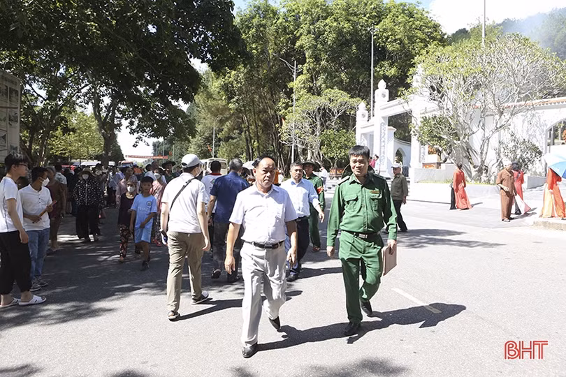 Hàng ngàn du khách dâng hương tại Khu di tích Ngã ba Đồng Lộc nhân ngày truyền thống lực lượng TNXP