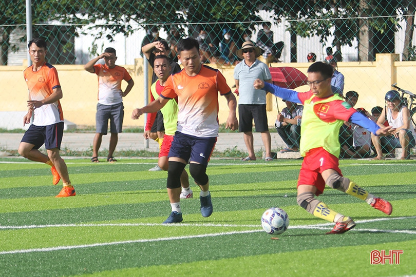 Giải Bóng đá nam xã Thạch Hạ thu hút 11 đội tham dự 