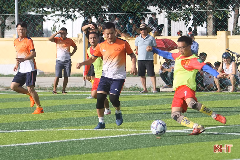Giải Bóng đá nam xã Thạch Hạ thu hút 11 đội tham dự 