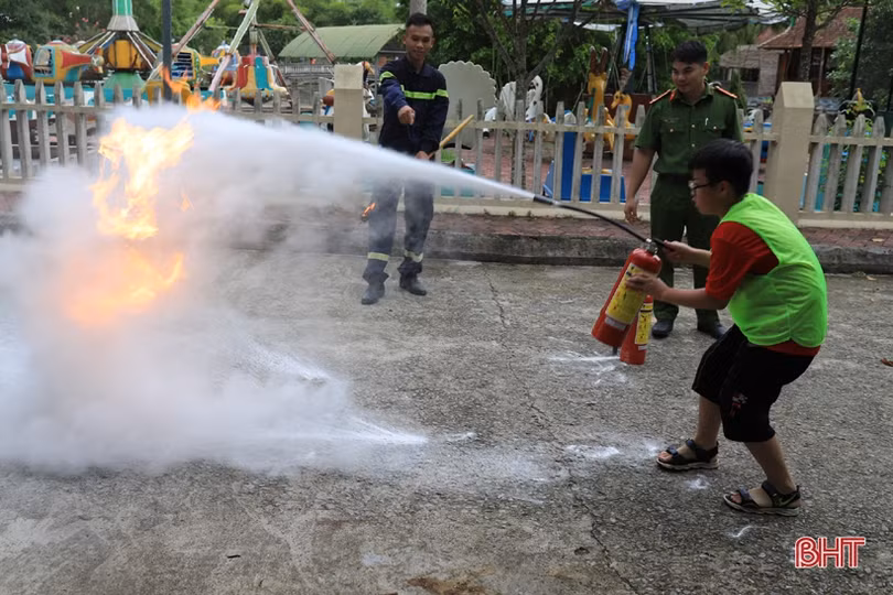 Trang bị kiến thức cứu nạn, chữa cháy cho học sinh miền núi Hà Tĩnh