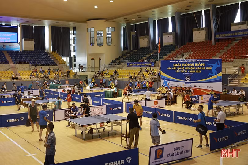 Các VĐV bứt phá trong ngày đầu thi đấu Giải Bóng bàn các CLB mở rộng Báo Hà Tĩnh