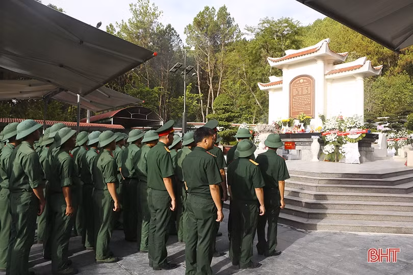 Hàng ngàn du khách dâng hương tại Khu di tích Ngã ba Đồng Lộc nhân ngày truyền thống lực lượng TNXP