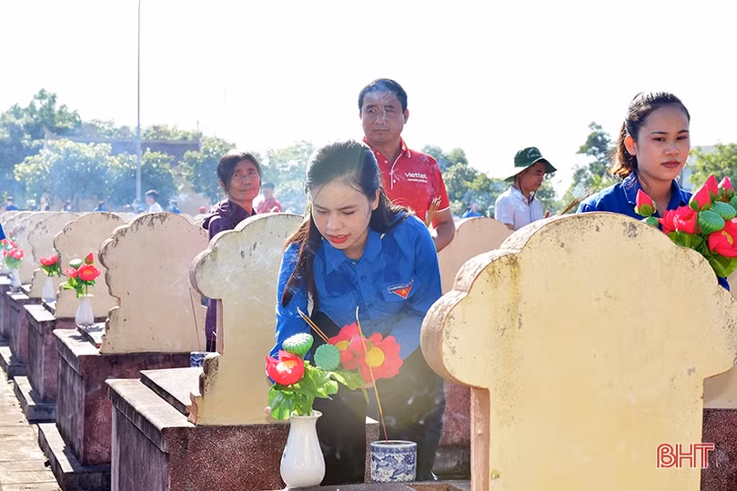 Tuổi trẻ Hà Tĩnh dâng hàng nghìn đóa sen hồng lên các phần mộ anh hùng liệt sỹ