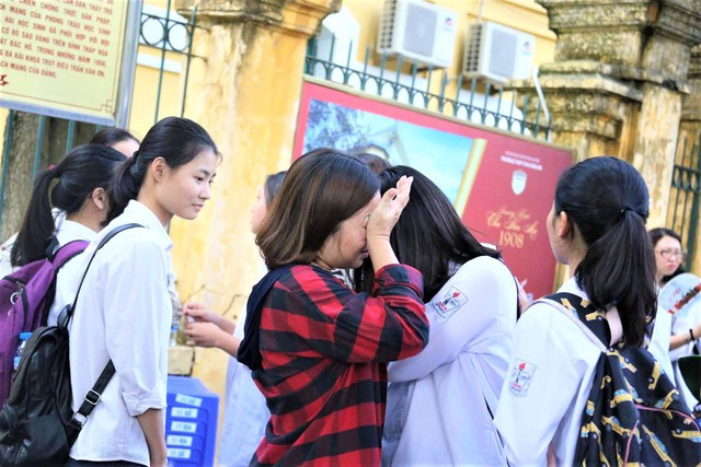 Thất bại trong thi cử, quở trách không thay đổi được kết quả điểm thi, cha mẹ cần làm gì để giúp con vượt qua cú sốc?