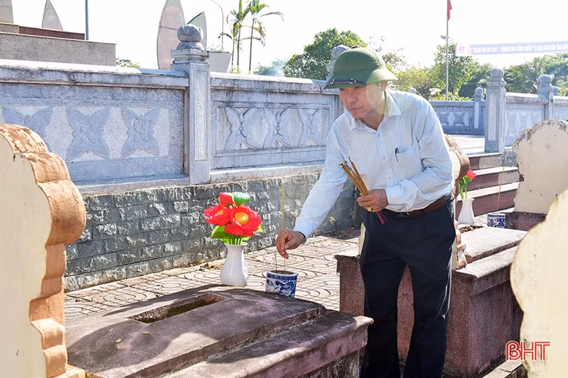 Tuổi trẻ Hà Tĩnh dâng hàng nghìn đóa sen hồng lên các phần mộ anh hùng liệt sỹ