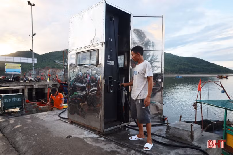 Giá xăng dầu giảm, ngư dân Hà Tĩnh phấn khởi ra khơi