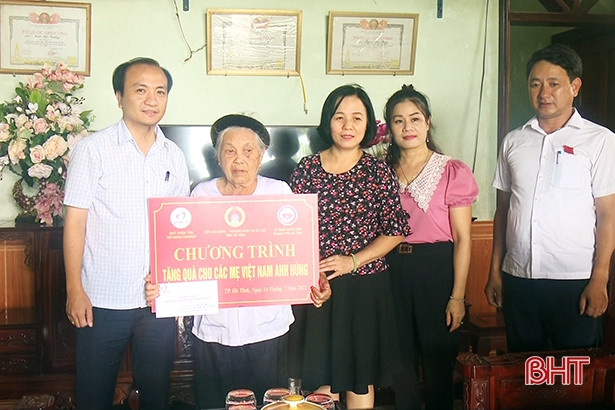 Thăm hỏi, tặng quà cho các Mẹ Việt Nam anh hùng ở TP Hà Tĩnh