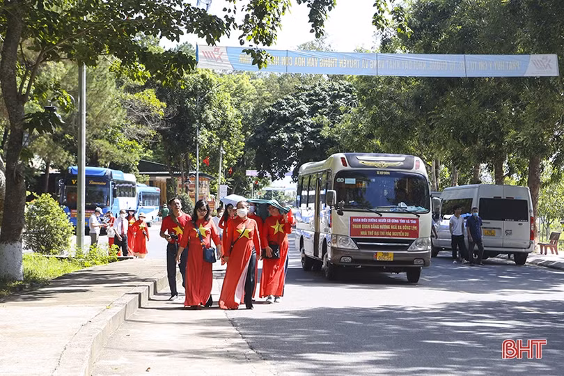 Hàng ngàn du khách dâng hương tại Khu di tích Ngã ba Đồng Lộc nhân ngày truyền thống lực lượng TNXP