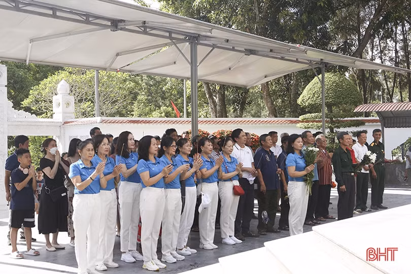 Hàng ngàn du khách dâng hương tại Khu di tích Ngã ba Đồng Lộc nhân ngày truyền thống lực lượng TNXP