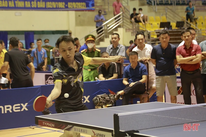 Các VĐV bứt phá trong ngày đầu thi đấu Giải Bóng bàn các CLB mở rộng Báo Hà Tĩnh