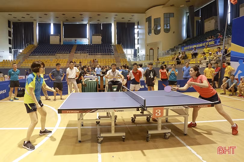 Nhiều pha bóng ấn tượng trong ngày thứ 2 Giải Bóng bàn các CLB mở rộng Báo Hà Tĩnh