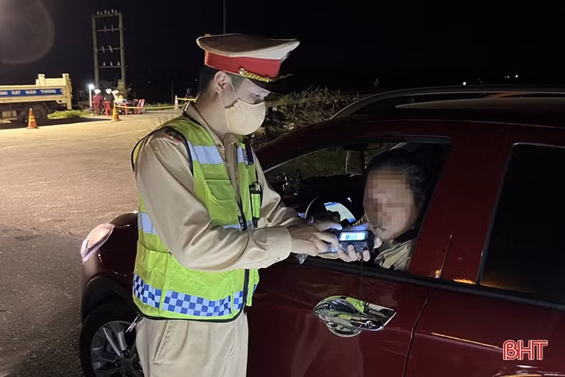 Phạt một tài xế 35 triệu đồng, tước bằng lái 23 tháng do vi phạm nồng độ cồn ở Hà Tĩnh