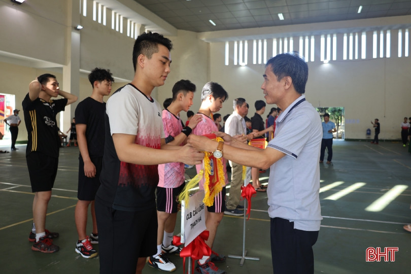 Gần 100 VĐV tham dự Giải Cầu lông thanh thiếu niên và nhi đồng tại TP Hà Tĩnh