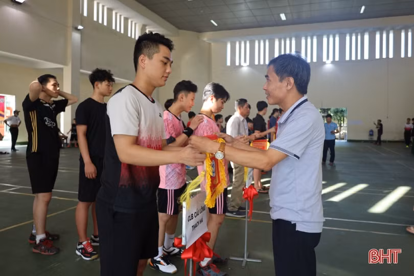 Gần 100 VĐV tham dự Giải Cầu lông thanh thiếu niên và nhi đồng tại TP Hà Tĩnh