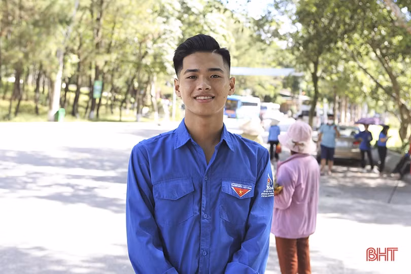 Hàng ngàn du khách dâng hương tại Khu di tích Ngã ba Đồng Lộc nhân ngày truyền thống lực lượng TNXP