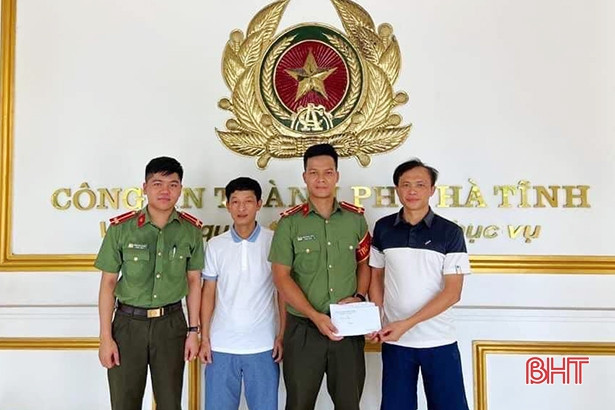 Công an TP Hà Tĩnh giúp trao trả 16,7 triệu đồng cho người đánh rơi