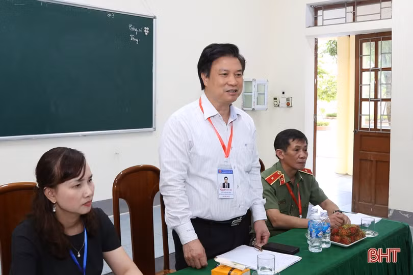 Thứ trưởng Bộ GD&ĐT kiểm tra công tác chấm thi Kỳ thi tốt nghiệp THPT tại Hà Tĩnh