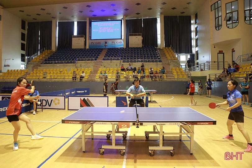 Các VĐV bứt phá trong ngày đầu thi đấu Giải Bóng bàn các CLB mở rộng Báo Hà Tĩnh
