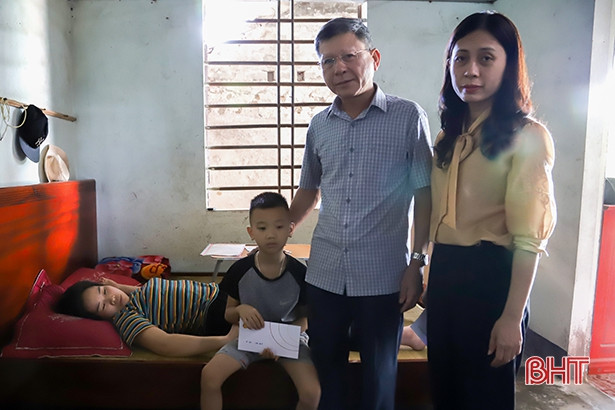 Công ty TNHH Xăng dầu Giang Nam hỗ trợ các gia đình có hoàn cảnh khó khăn ở Hà Tĩnh