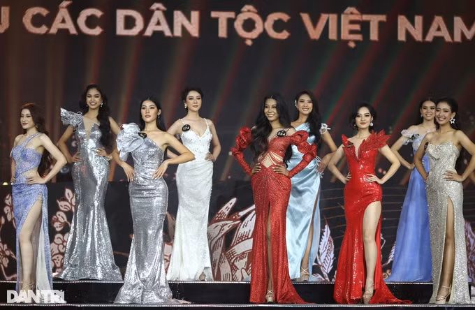 Những pha trượt chân “thót tim” của Hoa hậu, Á hậu các Dân tộc Việt Nam
