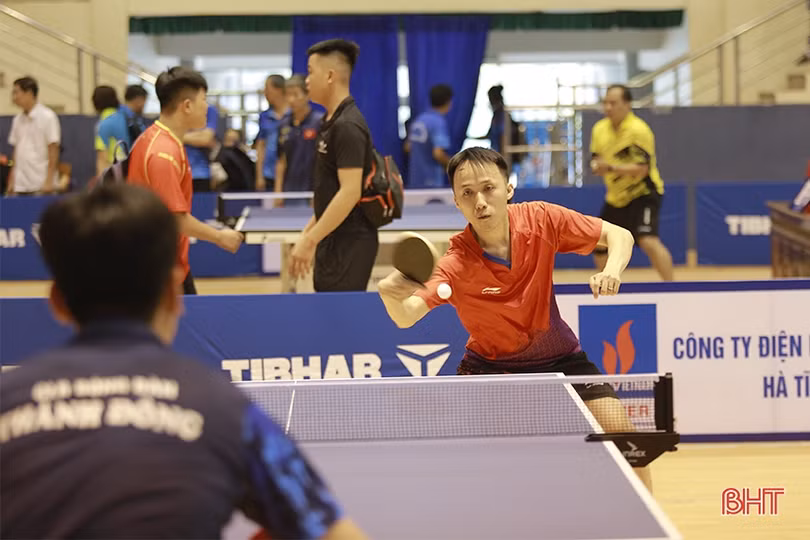 Nhiều pha bóng ấn tượng trong ngày thứ 2 Giải Bóng bàn các CLB mở rộng Báo Hà Tĩnh