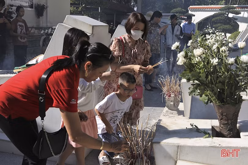 Hàng ngàn du khách dâng hương tại Khu di tích Ngã ba Đồng Lộc nhân ngày truyền thống lực lượng TNXP