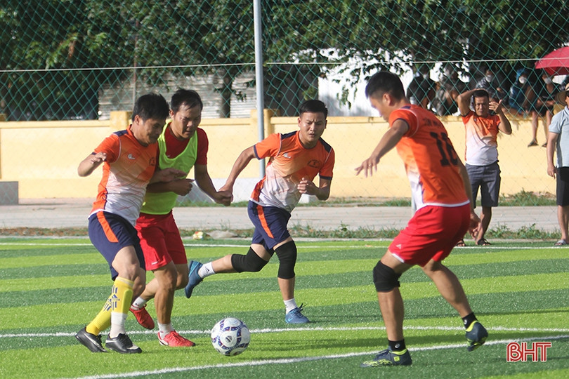 Giải Bóng đá nam xã Thạch Hạ thu hút 11 đội tham dự 