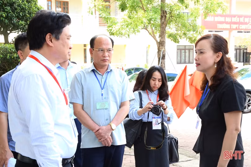 Thứ trưởng Bộ GD&ĐT kiểm tra công tác chấm thi Kỳ thi tốt nghiệp THPT tại Hà Tĩnh