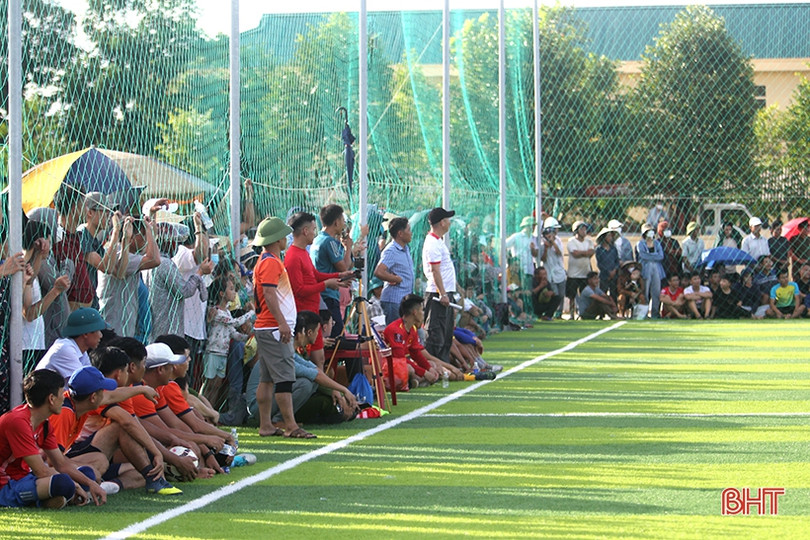 Giải Bóng đá nam xã Thạch Hạ thu hút 11 đội tham dự 