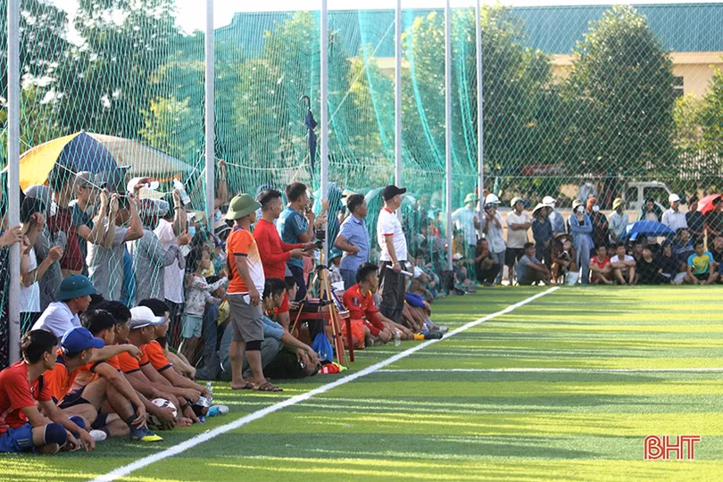 Giải Bóng đá nam xã Thạch Hạ thu hút 11 đội tham dự 