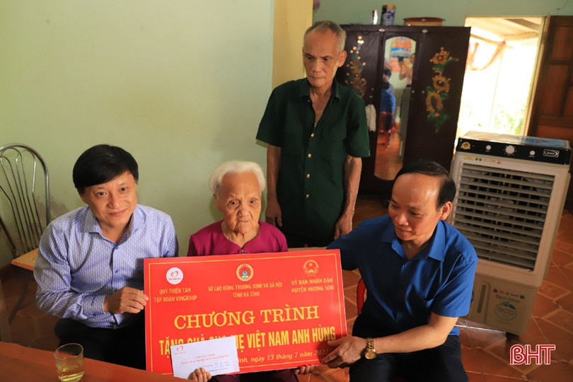 Lãnh đạo Hương Sơn thăm hỏi Mẹ Việt Nam anh hùng