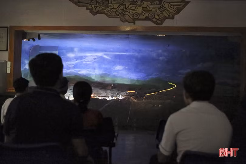 Hàng ngàn du khách dâng hương tại Khu di tích Ngã ba Đồng Lộc nhân ngày truyền thống lực lượng TNXP