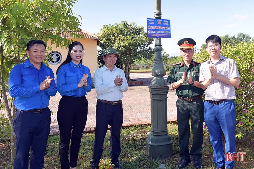 Tuổi trẻ Hà Tĩnh dâng hàng nghìn đóa sen hồng lên các phần mộ anh hùng liệt sỹ