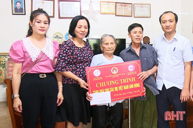 Thăm hỏi, tặng quà cho các Mẹ Việt Nam anh hùng ở TP Hà Tĩnh
