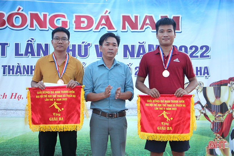 Giải Bóng đá nam xã Thạch Hạ thu hút 11 đội tham dự 