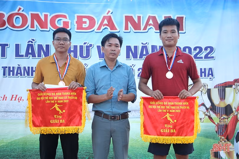 Giải Bóng đá nam xã Thạch Hạ thu hút 11 đội tham dự 