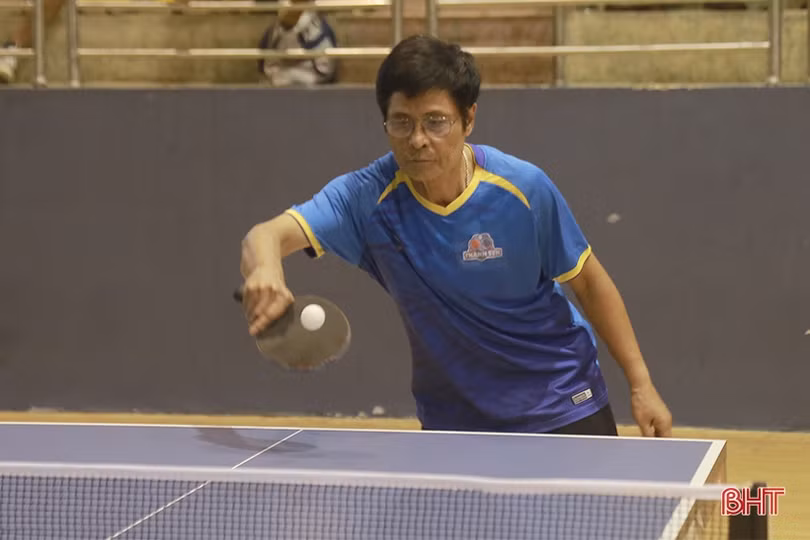 Các VĐV bứt phá trong ngày đầu thi đấu Giải Bóng bàn các CLB mở rộng Báo Hà Tĩnh