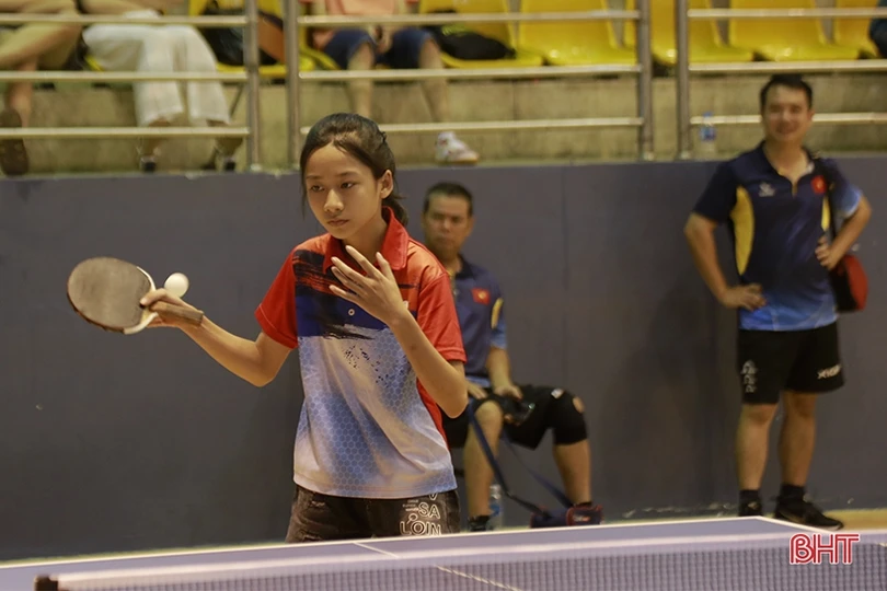 Các VĐV bứt phá trong ngày đầu thi đấu Giải Bóng bàn các CLB mở rộng Báo Hà Tĩnh