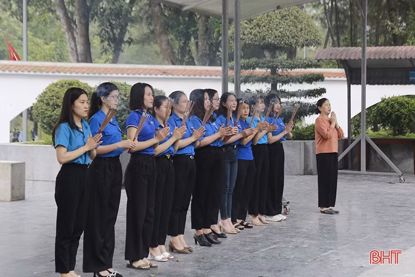 Gần 5.000 du khách dâng hương tại Ngã ba Đồng Lộc dịp kỷ niệm 26/3