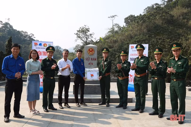 Thiêng liêng lễ “Chào cờ tháng ba biên giới” ở cột mốc 476