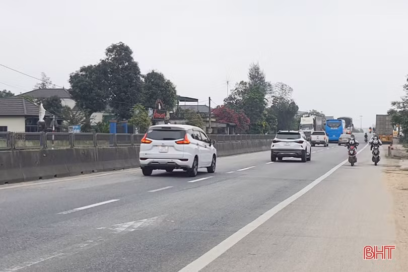 Nhiều người dân, học sinh “vô tư” đi ngược chiều trên QL 1 qua Hà Tĩnh