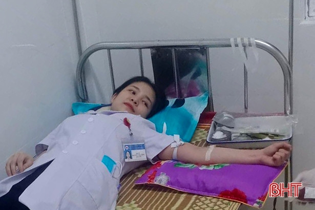 2 cán bộ, đoàn viên thanh niên ở TX Hồng Lĩnh kịp thời hiến máu cứu người