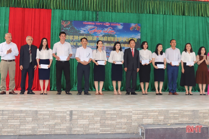 Chia sẻ về hướng nghiệp, thực hiện ước mơ cho học sinh ở Cẩm Xuyên