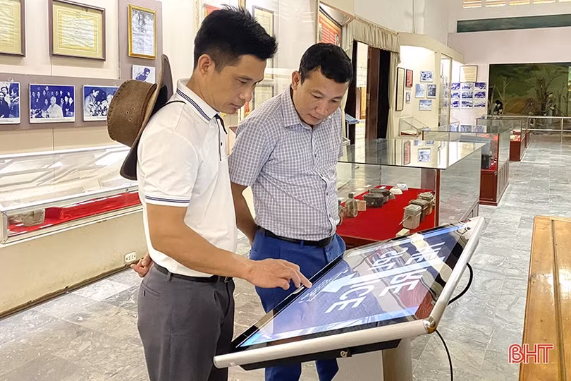 Gần 5.000 du khách dâng hương tại Ngã ba Đồng Lộc dịp kỷ niệm 26/3