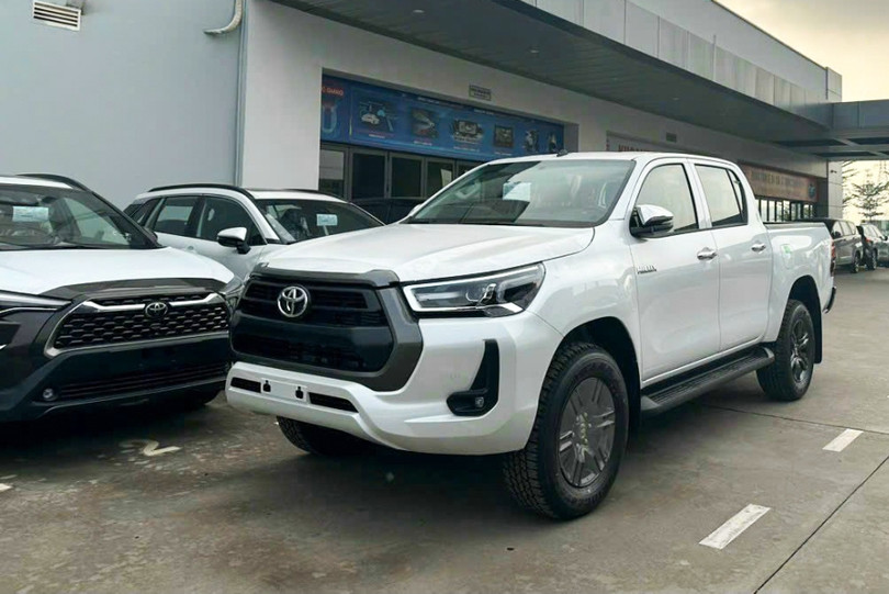 Toyota Hilux trở lại Việt Nam, giá tăng mạnh