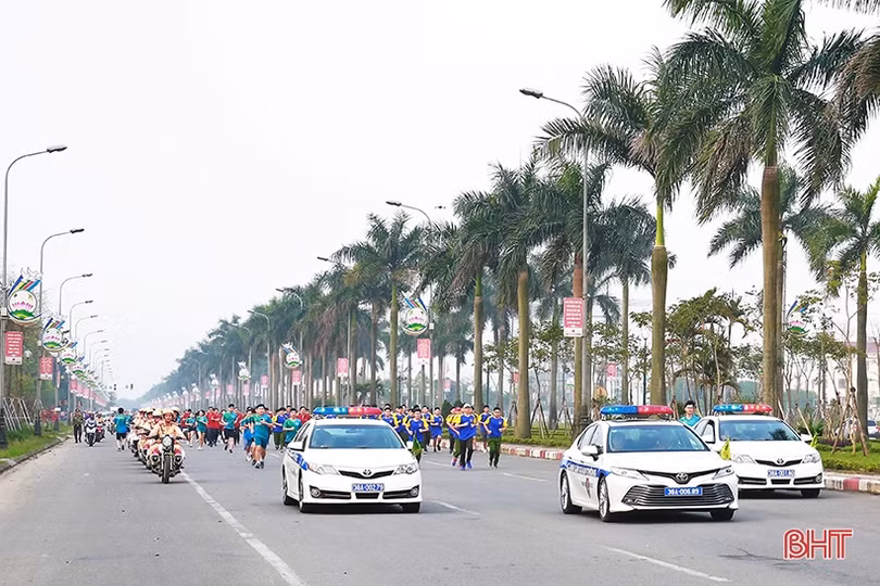 Sôi nổi giải chạy việt dã - vũ trang của Công an Hà Tĩnh