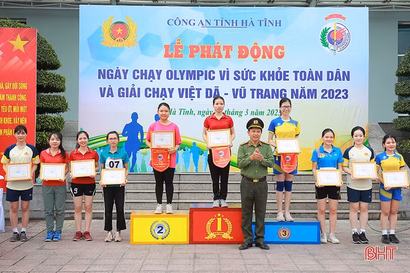 Sôi nổi giải chạy việt dã - vũ trang của Công an Hà Tĩnh