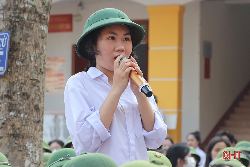 Chia sẻ về hướng nghiệp, thực hiện ước mơ cho học sinh ở Cẩm Xuyên