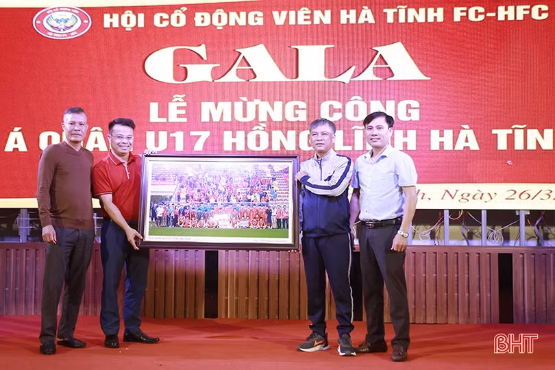 Hội Cổ động viên mừng U17 Hồng Lĩnh Hà Tĩnh giành á quân quốc gia